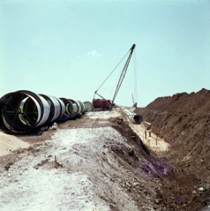 Bevloeiingsproject in de Negevwoestijn Een rijdende kraan legt buizen in een ui, Bestanddeelnr 255-9343