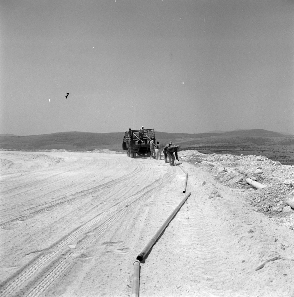 Bevloeiingswerken bij de kibboets Hakuk bij het Meer van Tiberias. Arbeiders leg, Bestanddeelnr 255-4796