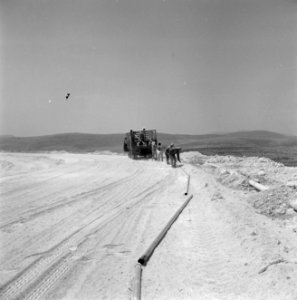Bevloeiingswerken bij de kibboets Hakuk bij het Meer van Tiberias. Arbeiders leg, Bestanddeelnr 255-4796