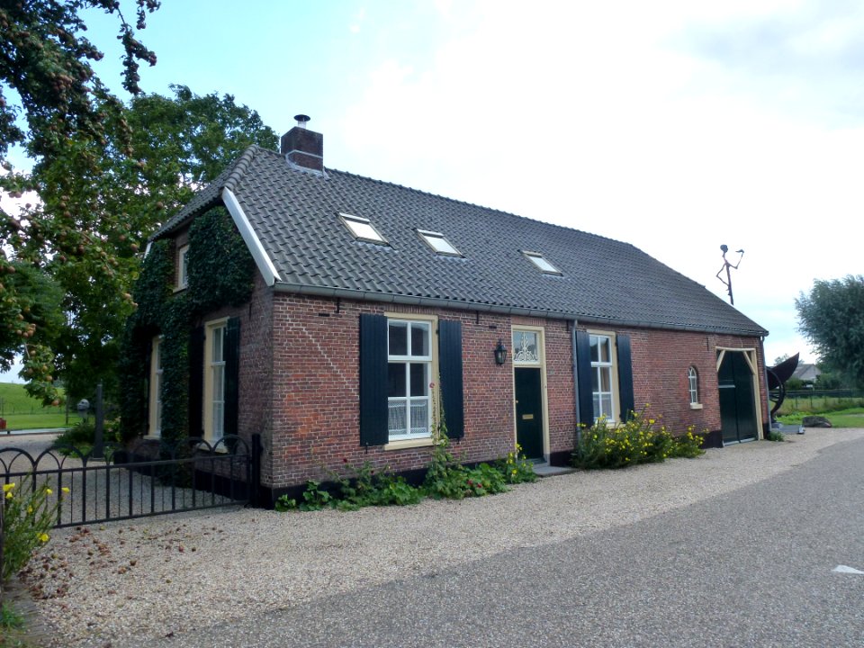 Beuningen (Gld) boerderij Kloosterstraat 20 links voor