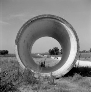 Bevloeiingsproject in de Negevwoestijn Een buis voor de aanleg van een pijpleid, Bestanddeelnr 255-4781