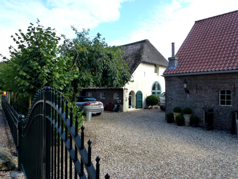 Beuningen (Gld) boerderij Hosterdstraat 15 schuur en woning