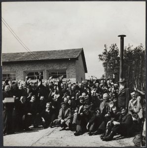 Bevrijding van Kamp Amersfoort. Alle gevangenen van het kamp Amersfoort staan kl, Bestanddeelnr 512 085