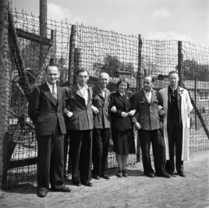 Bevrijding van het concentratiekamp te Amersfoort Een groep gevangenen met dez, Bestanddeelnr 900-2828