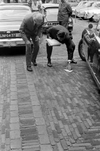 Bespreking op Economische Zaken te Den Haag , aankomst Bogaers, Smallenbroek en , Bestanddeelnr 919-4952