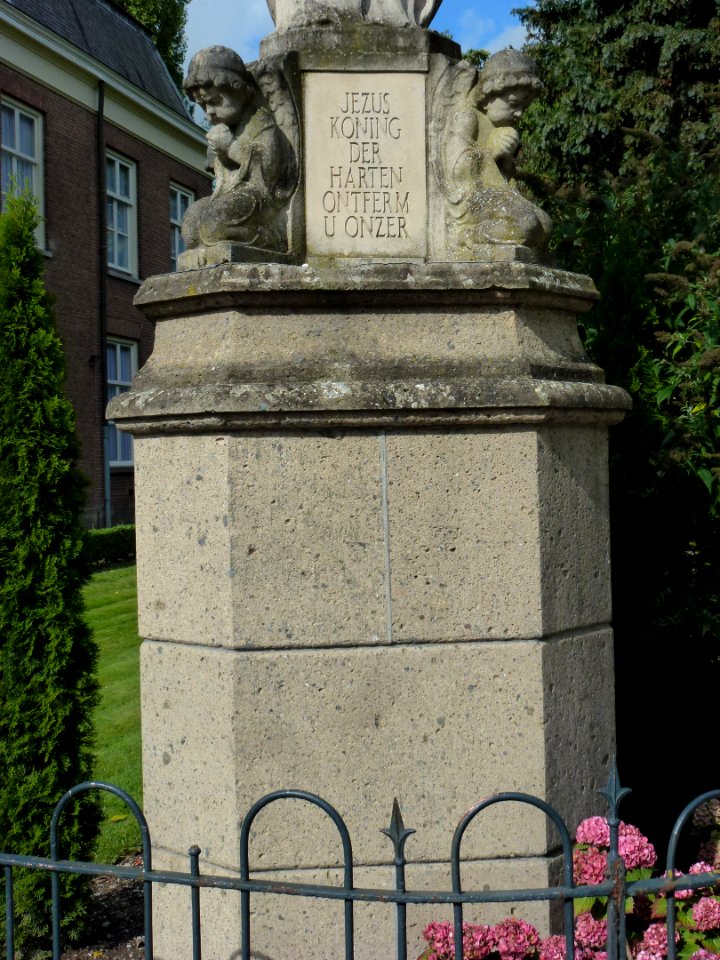 Beuningen (Gld) H.Hartbeeld, sokkel (05)