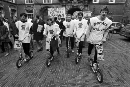 Betogingen, bezuinigingen, wetenschappelijk onderwijs, autopeds, Bestanddeelnr 932-5197