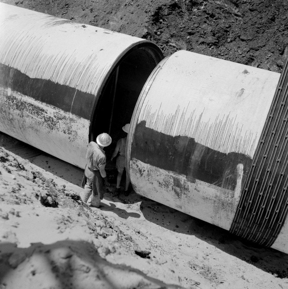 Bevloeiingsproject in de Negevwoestijn Buizen worden met een dragline in een gr, Bestanddeelnr 255-4777