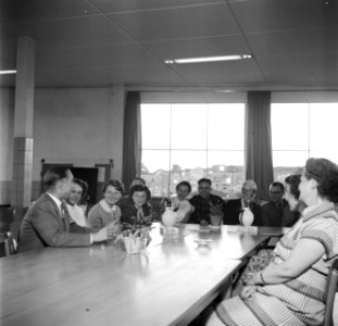 Bespreking met het personeel (de Pinguin-club) bij overhemdenbedrijf Kerko, Bestanddeelnr 254-2990