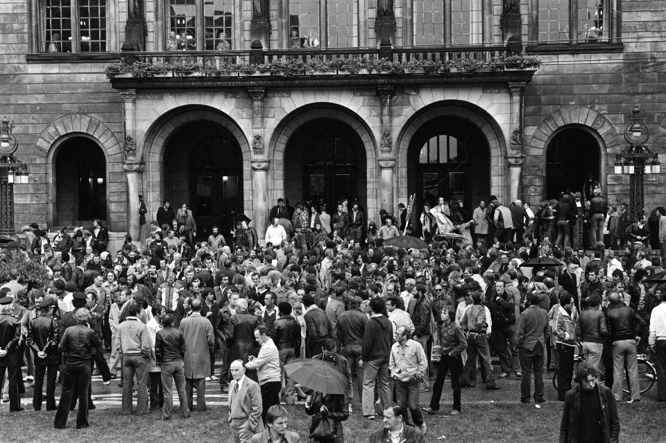 Betoging voor het stadhuis, Bestanddeelnr 930-4531