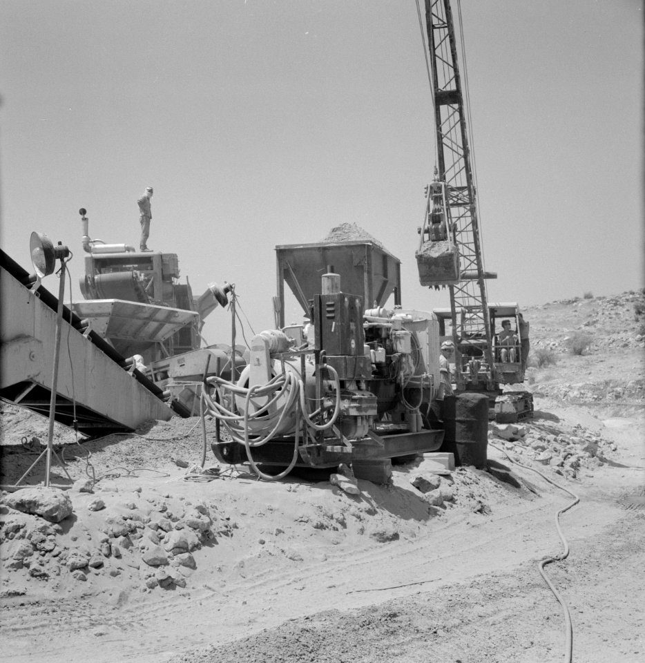 Bevloeiingswerken bij de kibboets Hakuk bij het Meer van Tiberias Graafmachine , Bestanddeelnr 255-4788