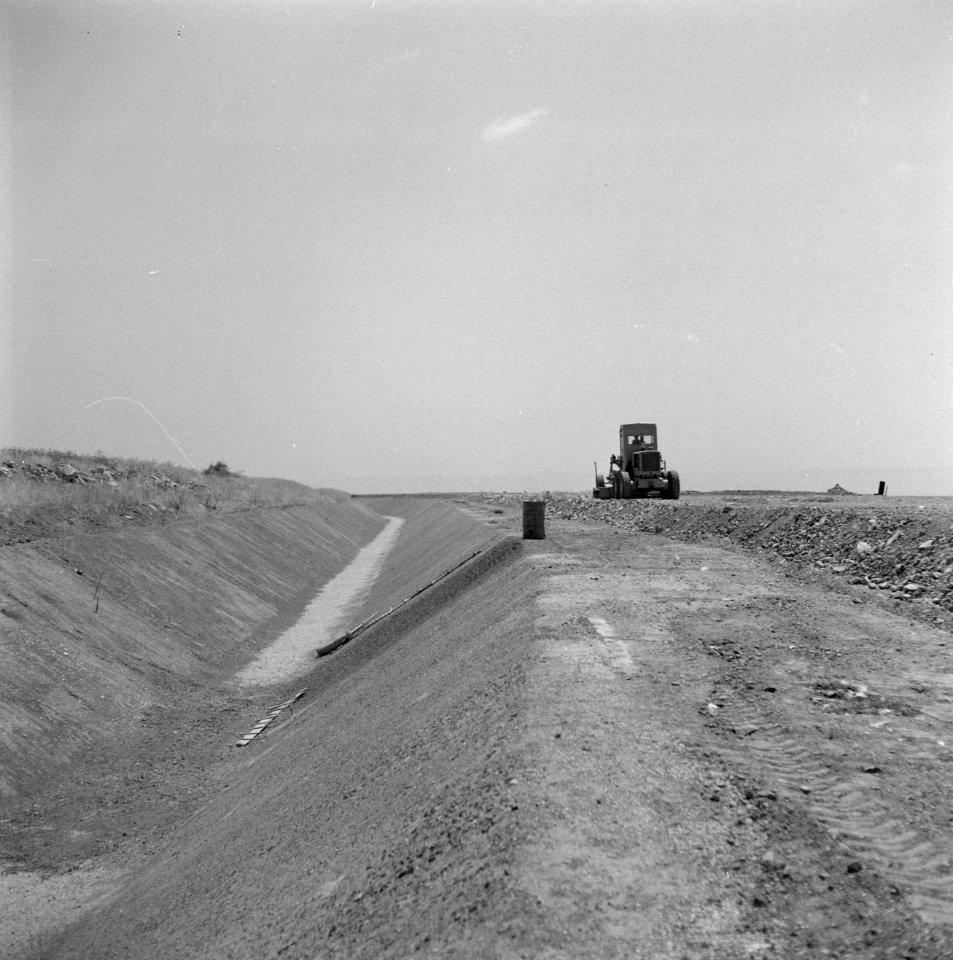 Bevloeiingswerken bij de kibboets Hakuk bij het Meer van Tiberias Pas gegeraven, Bestanddeelnr 255-4786