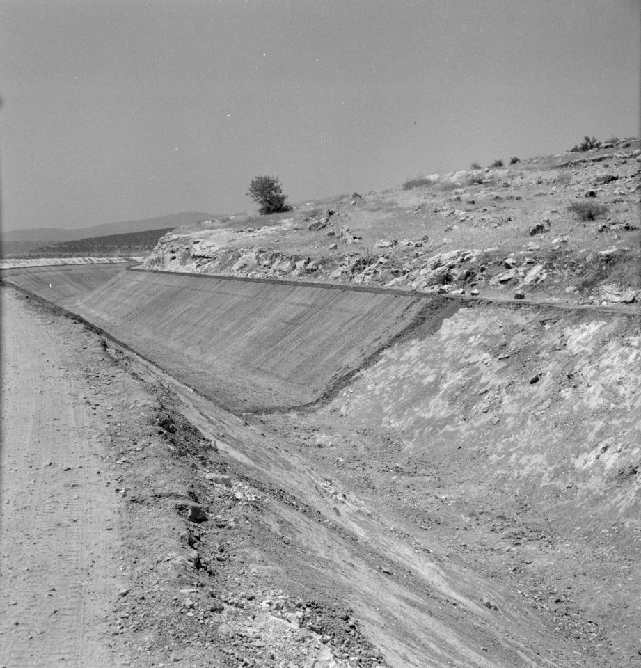 Bevloeiingswerken bij de kibboets Hakuk bij het Meer van Tiberias Bedding van e, Bestanddeelnr 255-4792