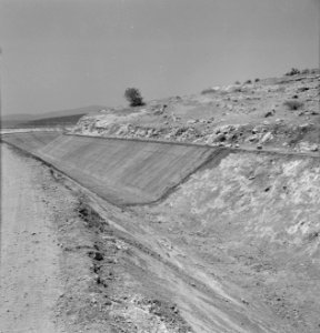 Bevloeiingswerken bij de kibboets Hakuk bij het Meer van Tiberias Bedding van e, Bestanddeelnr 255-4792
