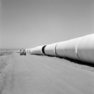 Bevloeiingsproject in de vlakte van Jezreel Buizen langs de weg voor de aanleg , Bestanddeelnr 255-4782