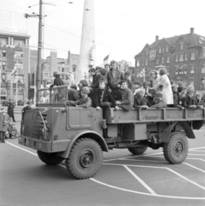 Bevrijdingsdag, het bevrijdingsleger zoals het 20 jaar geleden binnentrok vanaf , Bestanddeelnr 917-7308