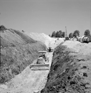 Bevloeiingsproject in de Negevwoestijn. Twee bulldozers in een greppel die gegra, Bestanddeelnr 255-4765