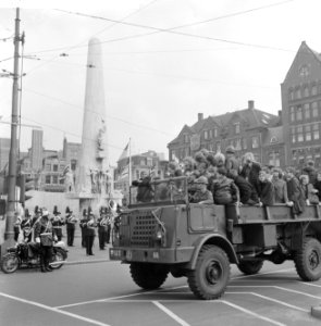 Bevrijdingsdag, het bevrijdingsleger zoals het 20 jaar geleden binnentrok vanaf , Bestanddeelnr 917-7305