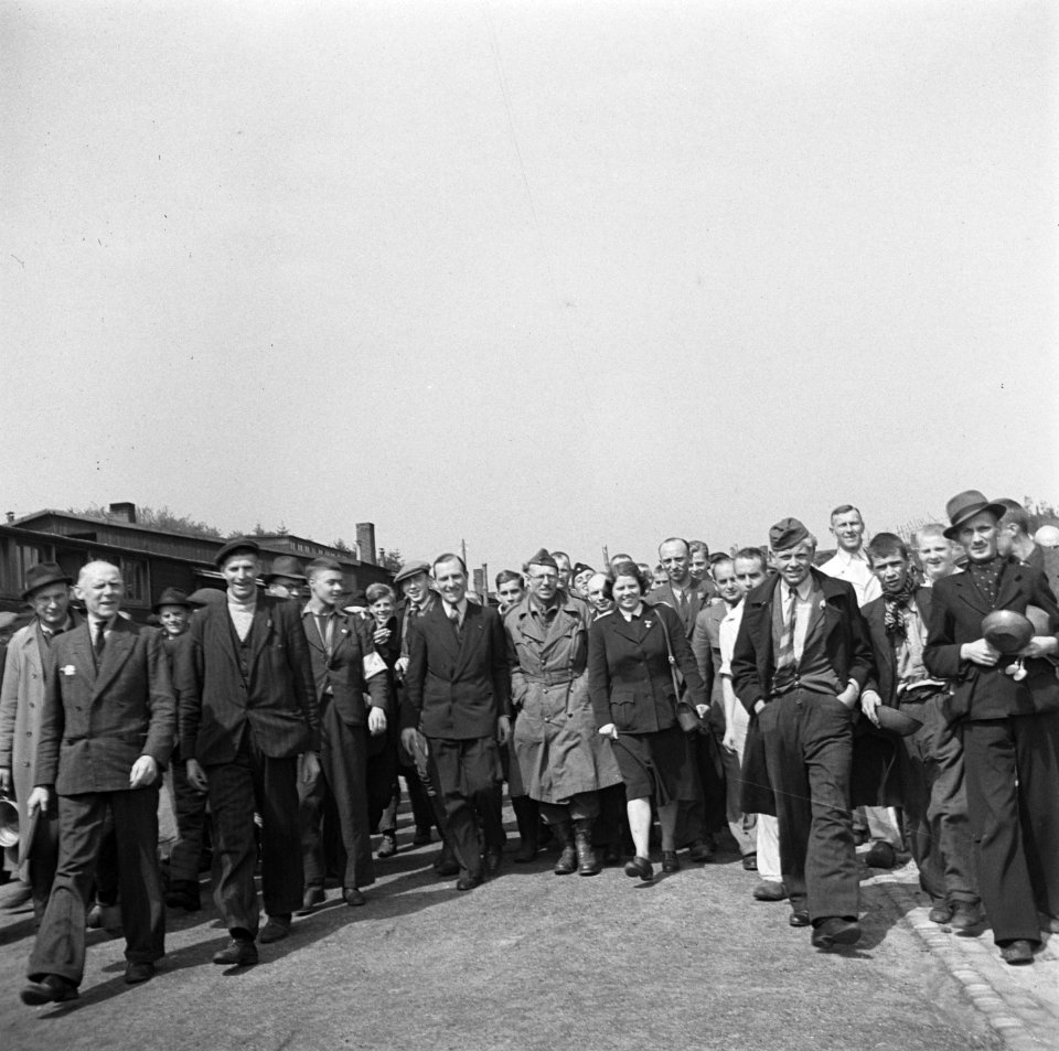 Bevrijding van het concentratiekamp te Amersfoort Aankomst van Canadese officie, Bestanddeelnr 900-2823