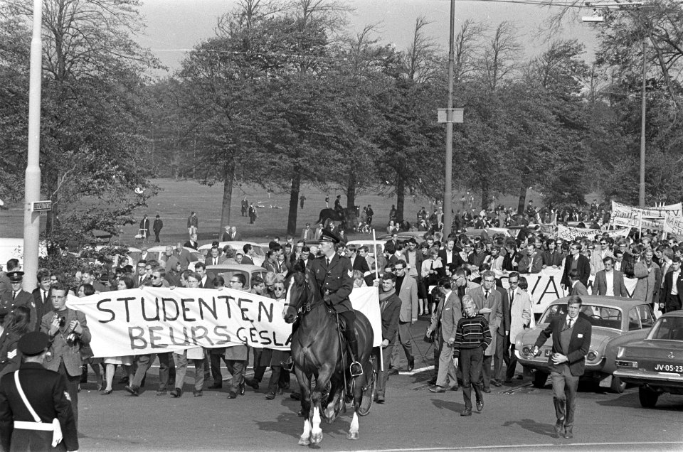 Betogende studenten lopen met spandoeken door Den Haag, Bestanddeelnr 919-6101