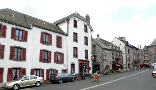 Besse Place de l'Église1