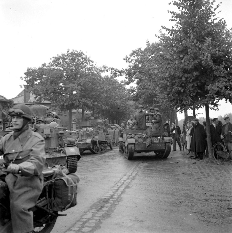 Bevolking van Aalst verwelkomt legereenheden van de Irish Guards, Bestanddeelnr 255-9180