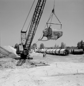 Bevloeiingsproject in de Negevwoestijn Buizen en een dragline bij een greppel v, Bestanddeelnr 255-4767