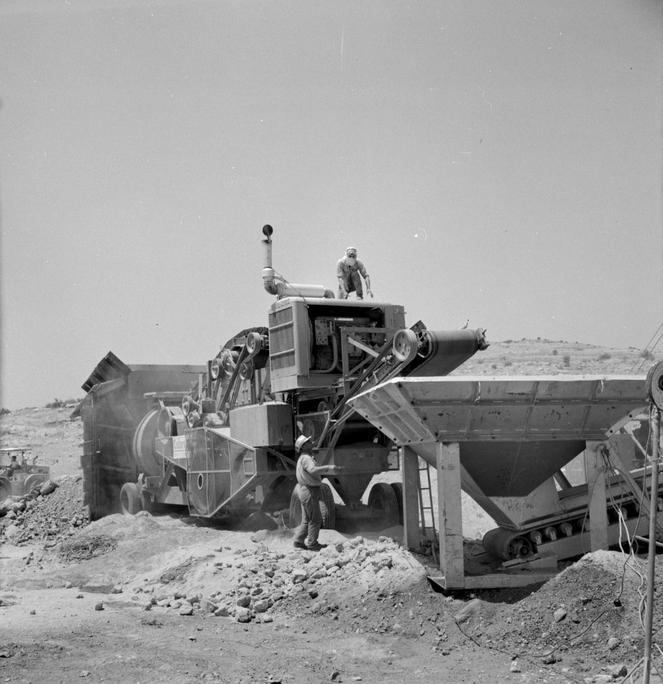 Bevloeiingswerken bij de kibboets Hakuk bij het Meer van Tiberias Graafmachine , Bestanddeelnr 255-4787