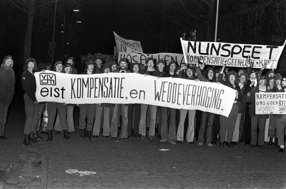 Betogers met spandoeken, Bestanddeelnr 927-0038