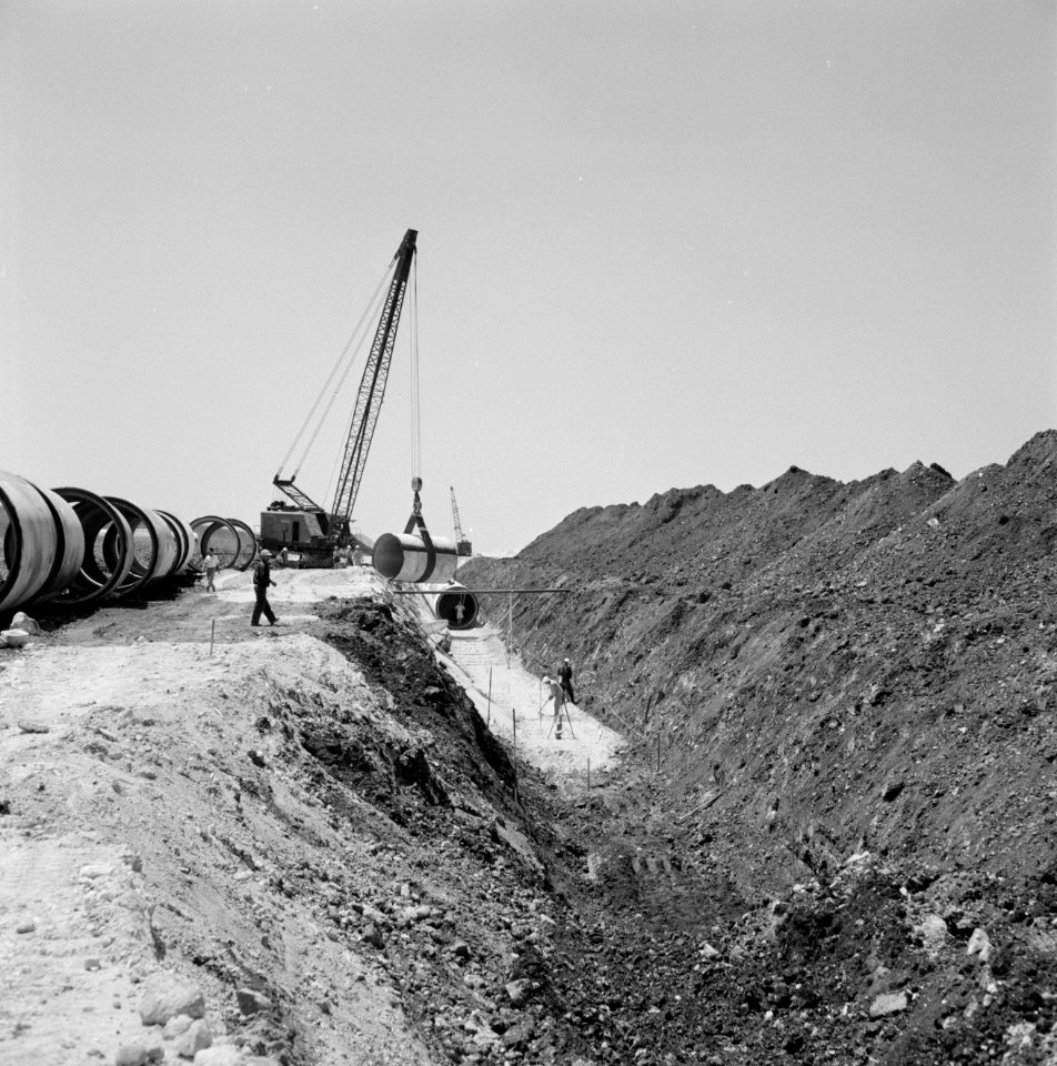 Bevloeiingsproject in de Negevwoestijn Buizen en een dragline bij een greppel v, Bestanddeelnr 255-4772