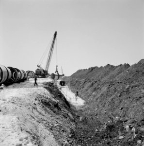 Bevloeiingsproject in de Negevwoestijn Buizen en een dragline bij een greppel v, Bestanddeelnr 255-4772