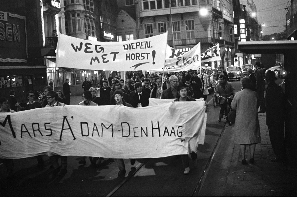 Betogende studenten lopen met spandoeken met het opschrift Weg met Diepenhors, Bestanddeelnr 919-6033