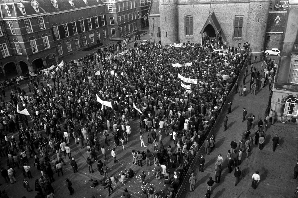 Betogers op het Binnenhof in Den Haag o.a. tegen de voorgenomen verhoging van he, Bestanddeelnr 925-6274