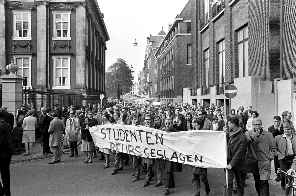 Betogende studenten lopen met spandoeken met het opschrift Studenten Beurs Ges, Bestanddeelnr 919-6087