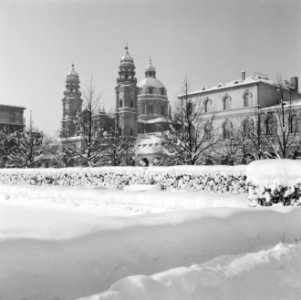 Besneeuwde Hofgarten met op de achtergrond de Theatinerkerk, Bestanddeelnr 254-3750 photo