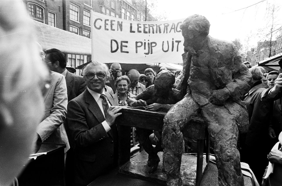 Betogers met spandoeken, o.a. Geen leerkracht de Pijp uit, Bestanddeelnr 930-3147