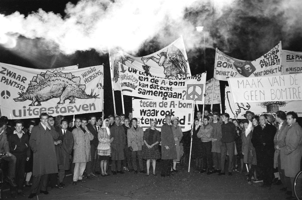 Betogers met spandoeken tijdens een anti-atoombomdemonstratie in Den Haag, Bestanddeelnr 913-1089