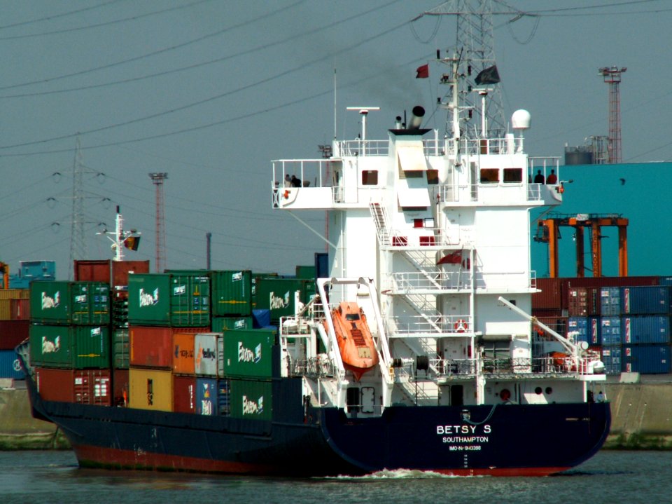 Betsy S IMO 9143398 leaving Port of Antwerp 30-Aug-2005