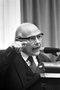Bespreking Sociaal Contract in Tweede Kamer , Den Uyl het woord (kop), Bestanddeelnr 925-9905