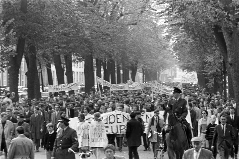 Betogende studenten lopen met spandoeken door Den Haag, Bestanddeelnr 919-6091