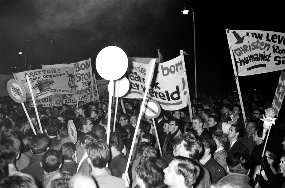Betogers met spandoeken tijdens een anti-atoombomdemonstratie in Den Haag, Bestanddeelnr 913-1090