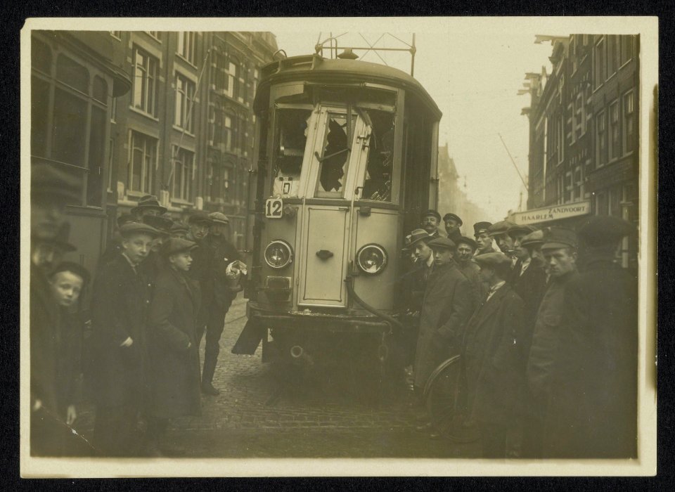 Beschadigde tram van de lijn Amsterdam-Haarlem-Zandvoort tijdens de eerste werel, Bestanddeelnr 158-0538