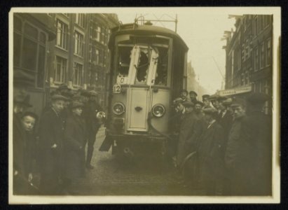 Beschadigde tram van de lijn Amsterdam-Haarlem-Zandvoort tijdens de eerste werel, Bestanddeelnr 158-0538