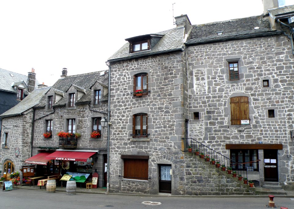 Besse Place de l'Église2