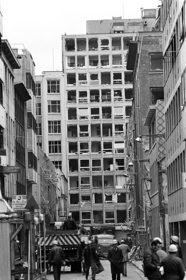 Beschadigde gebouwen in de Hoveniersstraat na de aanslag, Bestanddeelnr 931-7513