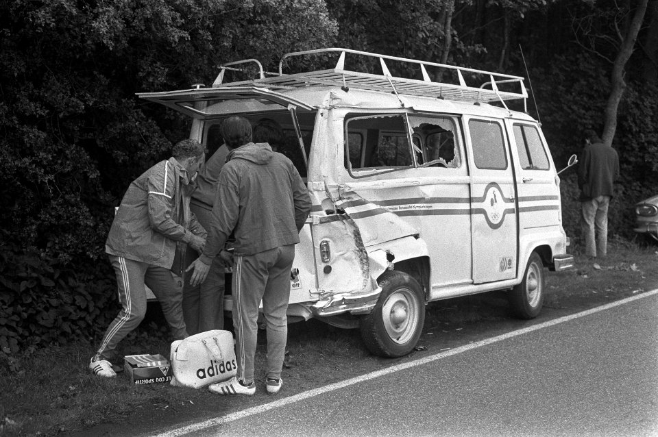 Beschadigd busje nadat het in botsing was gekomen met een rijdende tribune voor , Bestanddeelnr 925-6914