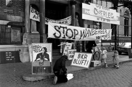 Betogers voor de ingang met spandoeken o.a. Stop wanbeheer van CRM en BKR bl, Bestanddeelnr 930-3279