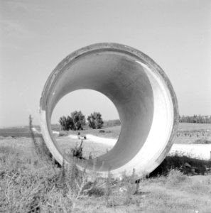 Betonnen buis langs de weg in de buurt van het Katznelson Institute in Kfar Saba, Bestanddeelnr 255-3692
