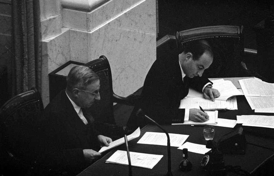 Besprekingen Tweede Kamer over aanval van Indonesie Professor de Quay en drs S, Bestanddeelnr 913-4043