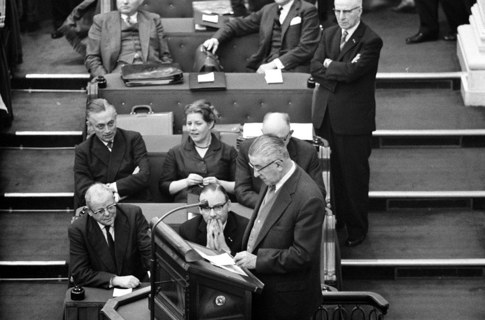 Besprekingen Tweede Kamer over aanval van Indonesie. PvdA-Kamerlid Blom aan het , Bestanddeelnr 913-4045